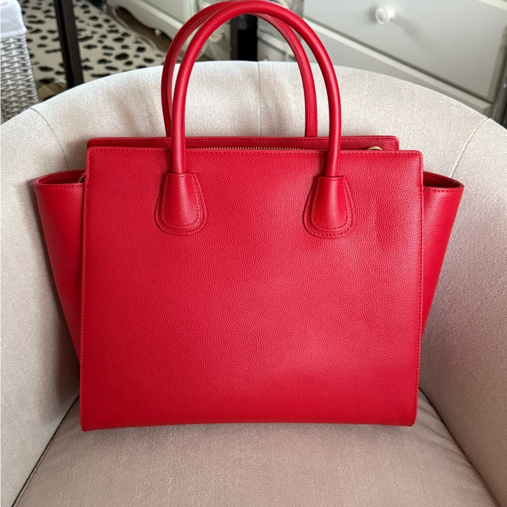 Elegant Red Leather Tote Bag - Picture 3 of 8